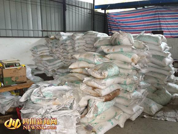 现场查获的假盐（自贡盐政市场稽查处供图）