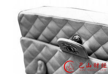 万元名包洗成地摊货 女子向护理店索赔6000