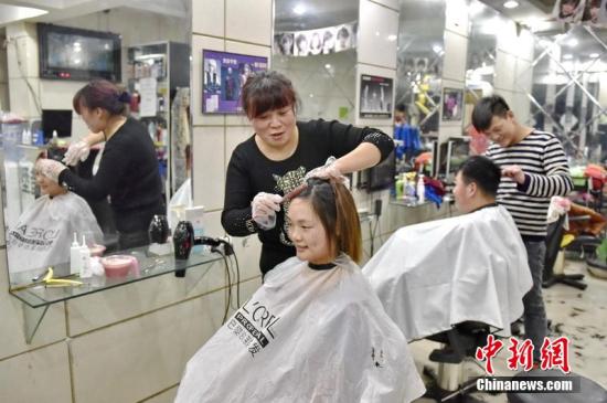 浙江集中整治美容美发单位 12批次化妆品不合格