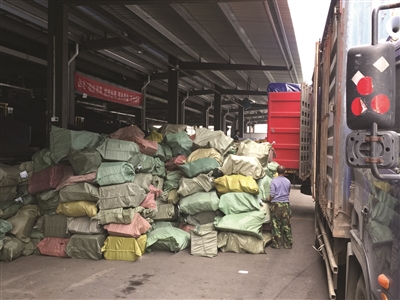 时薪20元仍找不到分拣工 “包裹退回”是快递公司“套路”？