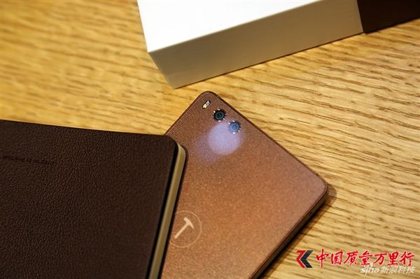 老罗情有独钟！锤子坚果Pro巧克力真机高清图赏