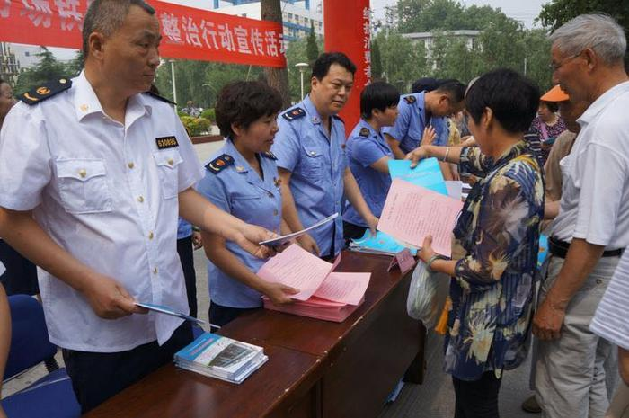 为规范市场秩序专项行动宣传 阎良区在路边上起“防伪课”