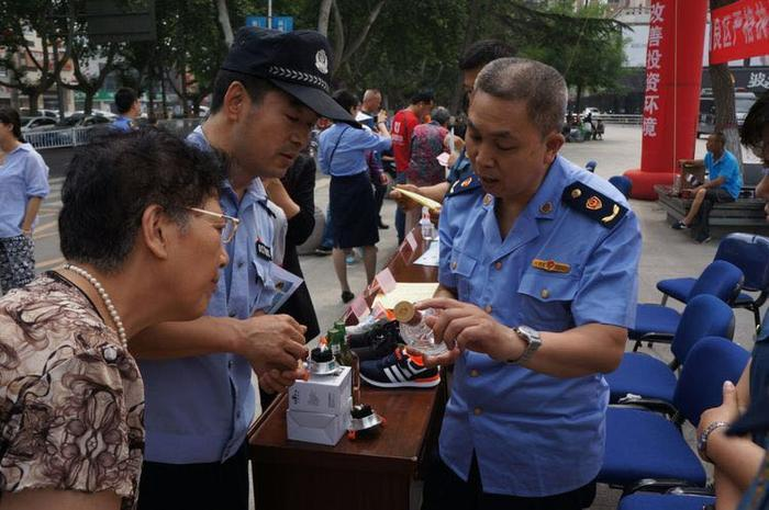 为规范市场秩序专项行动宣传 阎良区在路边上起“防伪课”