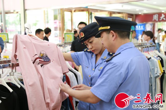 新城工商在西北商贸小商品城抽查商品