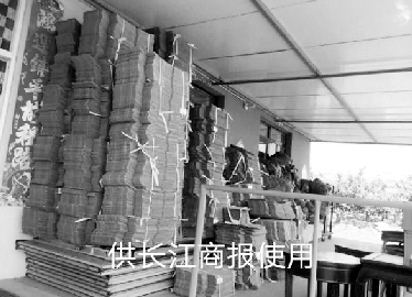 邓健说，顺丰强制必须使用其提供的货箱，自己购买的货箱只能闲置。 图片由邓健本人提供