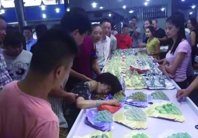 &nbsp;女游客当场吓晕