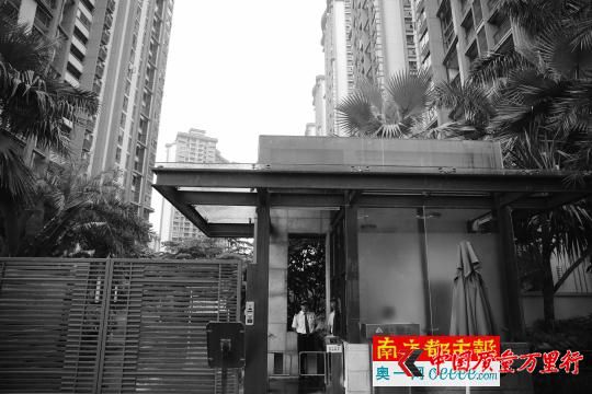 雅居乐剑桥郡，物业管理人员在小区门岗值班。