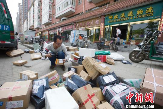 资料图：即将投送的快递。 张云 摄