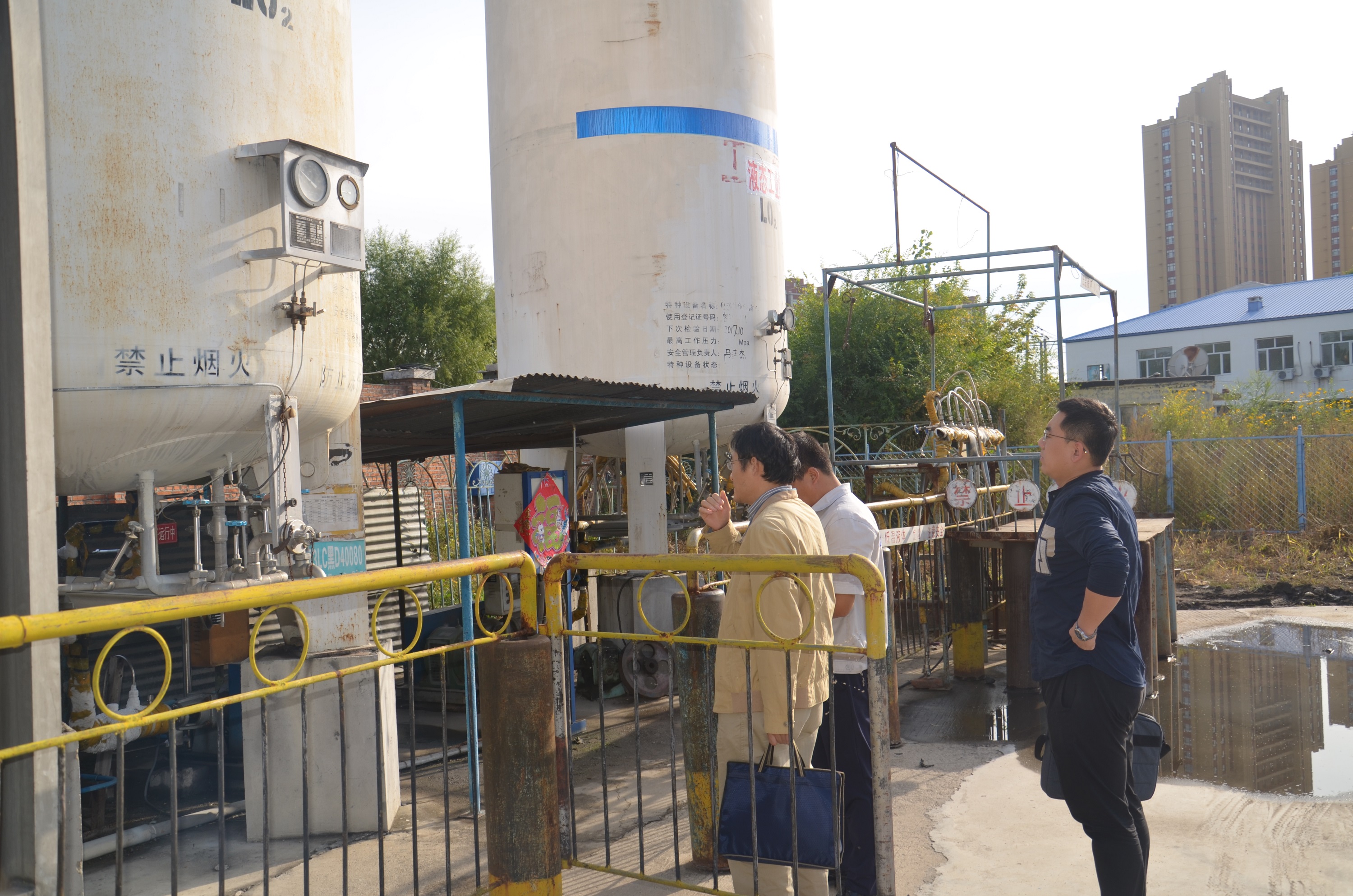 督查组检查压力容器.JPG