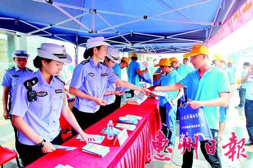 相关职能部门开展安全宣传活动。 