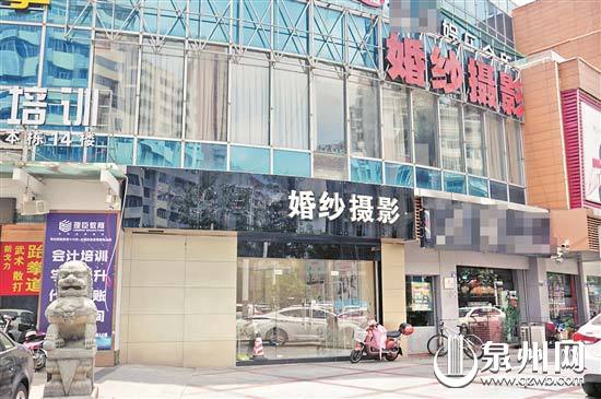 涉事婚纱店的招牌已拆下 