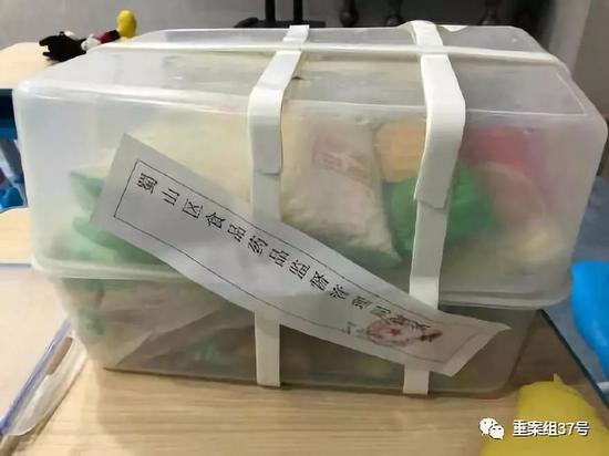 教育机构教师脚踩儿童 家长维权现场查出过期食品
