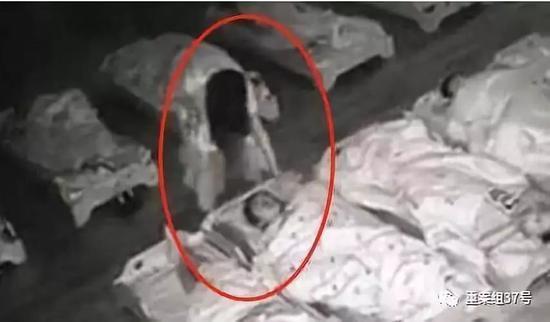 教育机构教师脚踩儿童 家长维权现场查出过期食品