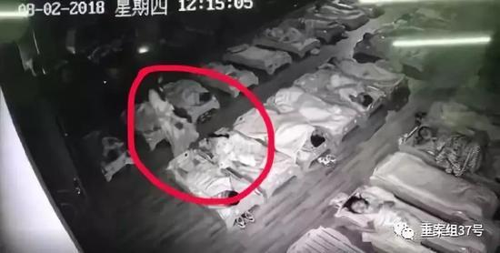 教育机构教师脚踩儿童 家长维权现场查出过期食品