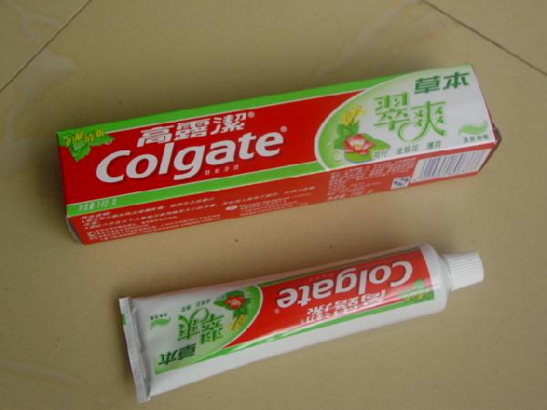 高露洁牙膏
