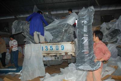 假奥迪汽配仓库隐身村内平房