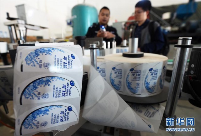 广西贵港市公安、经侦支队缴获制售假冒注册商品“海飞丝”洗发水外包装标签的机器