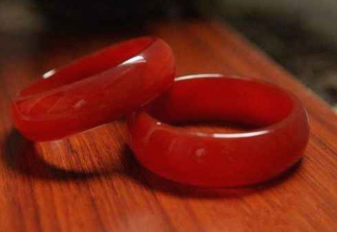 玛瑙手镯怎么鉴别真假，红玛瑙手镯怎么鉴别真假 